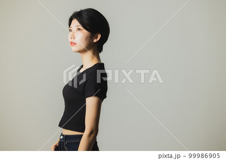 黒いTシャツの女性 99986905