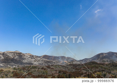 春の風物詩平尾台の野焼き 北九州国定公園平尾台 春の風物詩平尾台の野焼き 北九州国定公園平尾台 99986976