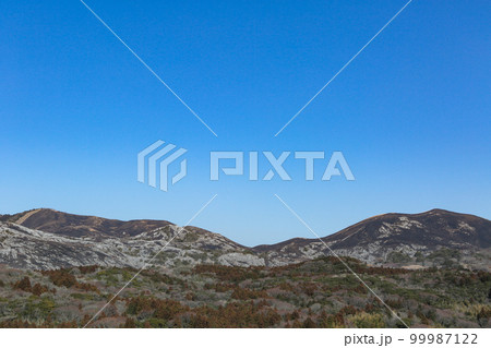 野焼き直後の平尾台の風景 北九州市小倉南区 野焼き直後の平尾台の風景 北九州市小倉南区 99987122
