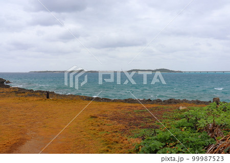 宮古島の西平安名崎から眺める池間島 99987523