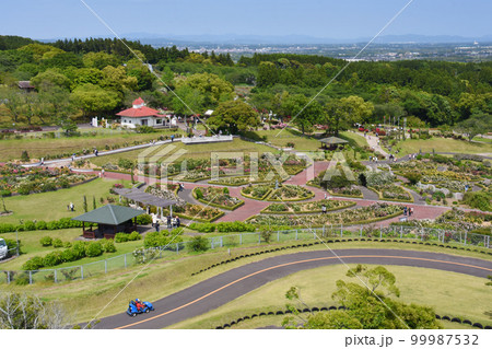 霧島が丘公園から見たバラ園とゴーカート 99987532