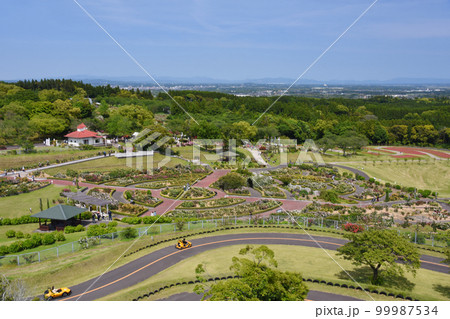 霧島が丘公園から見たバラ園とゴーカート 99987534