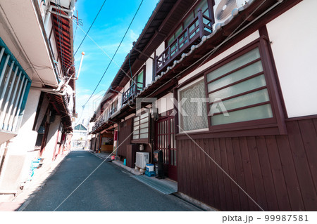 【重要伝統的建造物群保存地区】福山市鞆町伝統的建造物群保存地区の長屋と路地の風景3　広島県福山市 99987581