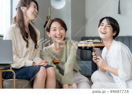 女性　笑顔　3人 99987729
