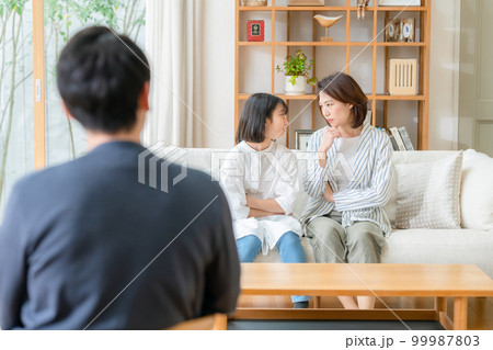 家族 団らん 見つめる 家族 団らん 見つめる 99987803