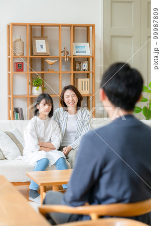 家族　団らん　見つめる 99987809