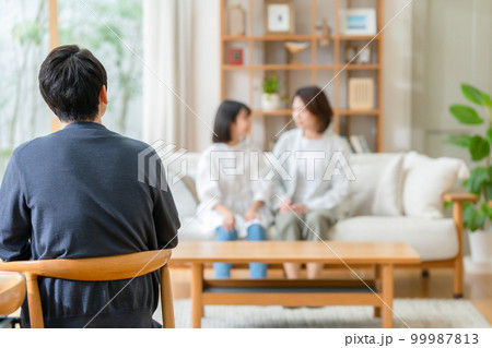家族 団らん 見つめる 家族 団らん 見つめる 99987813