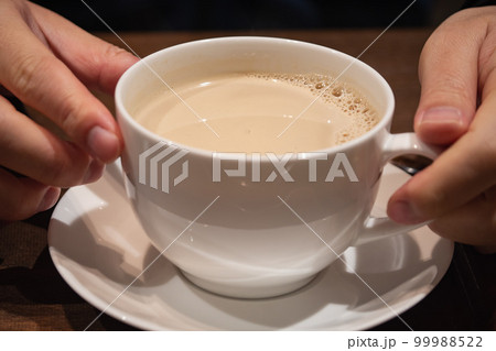 喫茶店で飲むホットドリンク。ミルクティーやカフェラテ。 99988522