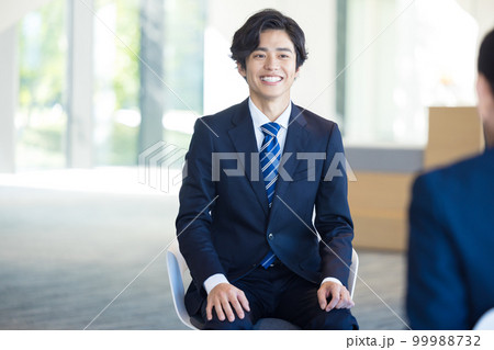 就活　面接を受ける男性　撮影協力「LINK FOREST」 99988732