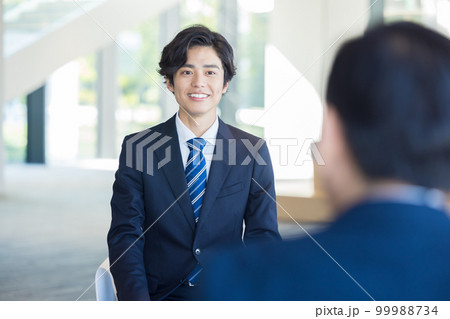 就活　面接を受ける男性　撮影協力「LINK FOREST」 99988734