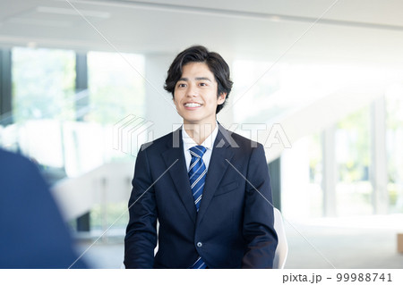 就活 面接を受ける男性 撮影協力「LINK FOREST」 就活 面接を受ける男性 撮影協力「LINK FOREST」 99988741