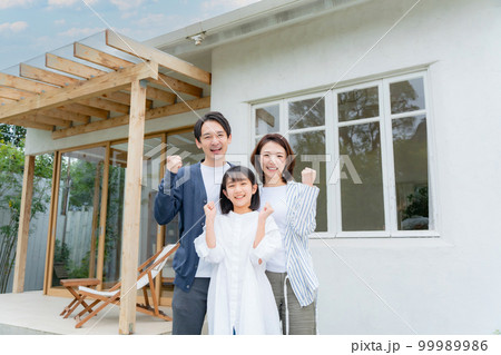 親子 ファミリー   芝生 笑顔 ガッツポーズ 親子 ファミリー   芝生 笑顔 ガッツポーズ 99989986