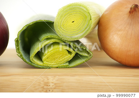 Sliced fresh leek next to yellow onion 99990077