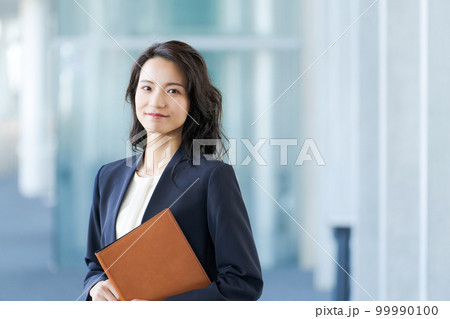 スーツ姿の女性ポートレート 99990100