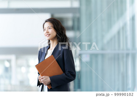 スーツ姿の女性ポートレート 99990102
