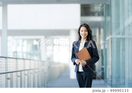 スーツ姿の女性ポートレート スーツ姿の女性ポートレート 99990133