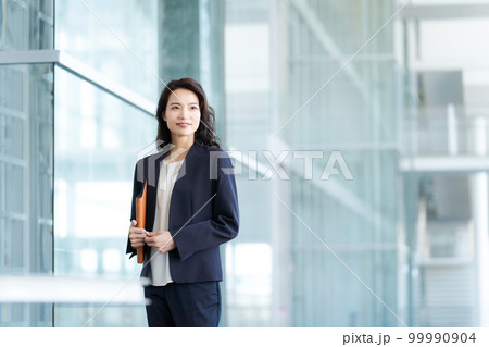 オフィスにいる女性の写真 99990904
