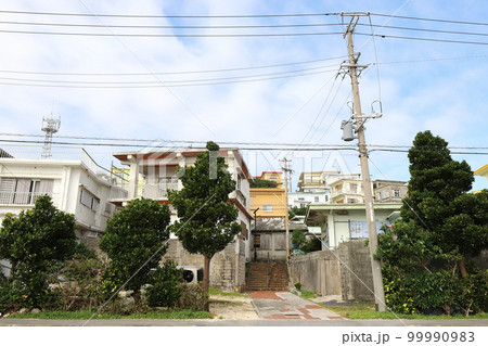 沖縄　宮古島市　伊良部島佐良浜集落のカラフルな街並み 99990983