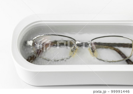 超音波洗浄機で眼鏡を洗うイメージ 超音波洗浄機で眼鏡を洗うイメージ 99991446