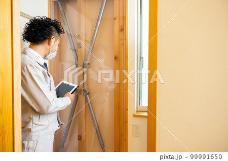 免震装置を説明する男性 99991650