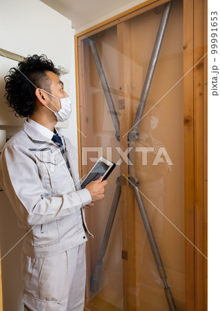 免震装置を説明する男性 99991653