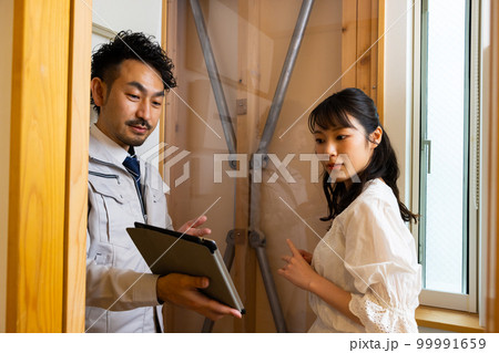 免震装置を説明する男性 99991659