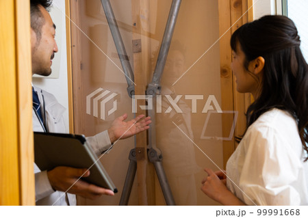 免震装置を説明する男性 99991668