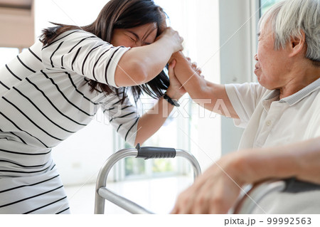 Angry asian senior grandma with bad temper,Dissatisfied elderly woman attacking,pulling hair,fight quarrel between old people and female caregiver,concept of aggression,physical abuse,stop violence 99992563