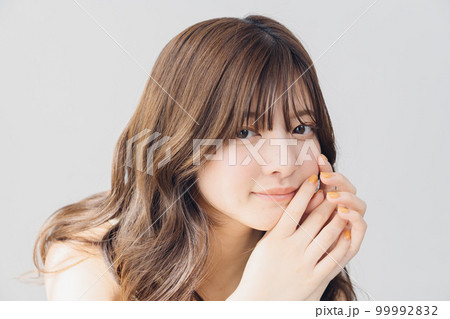 ナチュラルビューティな女性 99992832