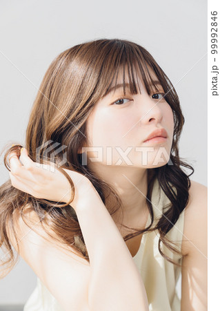 ナチュラルビューティな女性 99992846