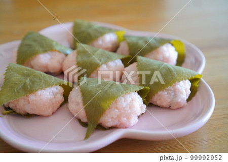 ひな祭りに作った手作りの桜餅 99992952