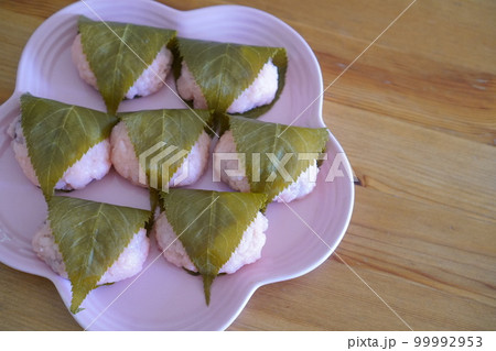ひな祭りに作った手作りの桜餅 ひな祭りに作った手作りの桜餅 99992953