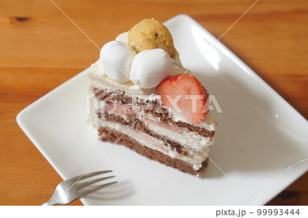 カットした手作りケーキでティータイム カットした手作りケーキでティータイム 99993444