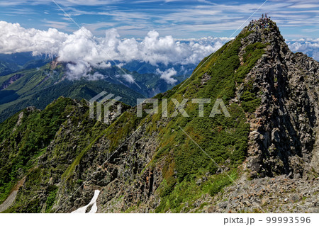奥穂高岳への稜線から見る北アルプス・西穂高岳山頂 奥穂高岳への稜線から見る北アルプス・西穂高岳山頂 99993596