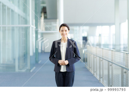 スーツ姿の女性ポートレート 99993793