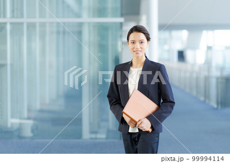 スーツ姿の女性ポートレート スーツ姿の女性ポートレート 99994114