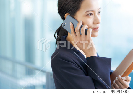 スーツ姿の女性ポートレート 99994302