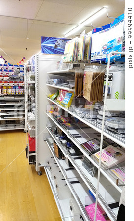 店舗の陳列棚に並んだ商品 店舗の陳列棚に並んだ商品 99994410