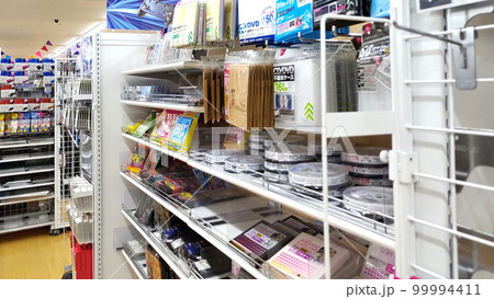 店舗の陳列棚に並んだ商品の写真素材 [99994411] - PIXTA