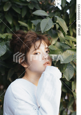 休日に散歩する女性 99994495