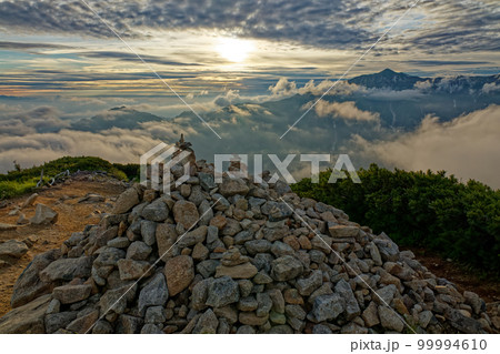 北アルプス・西穂高岳稜線から見る夕暮れの山並みと笠ヶ岳 99994610