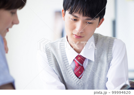 高校生　外国人講師と勉強する高校生 99994620