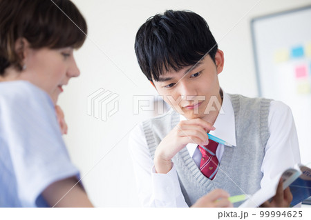 高校生　外国人講師と勉強する高校生 99994625