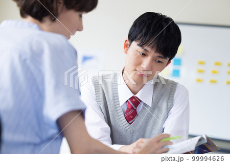 高校生　外国人講師と勉強する高校生 99994626