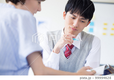 高校生　外国人講師と勉強する高校生 99994628