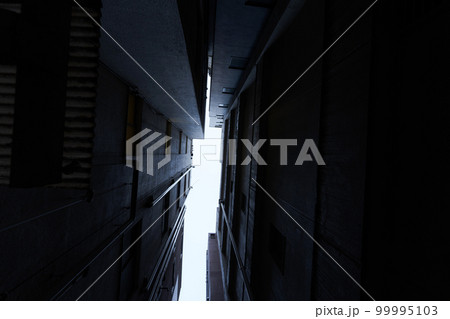ビルの隙間の写真 ビルの隙間の写真 99995103