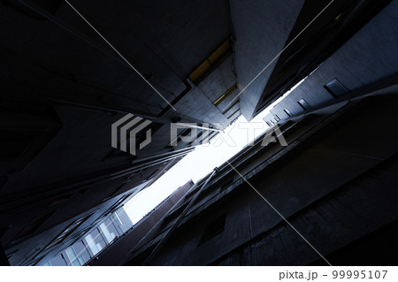 ビルの隙間の写真 99995107