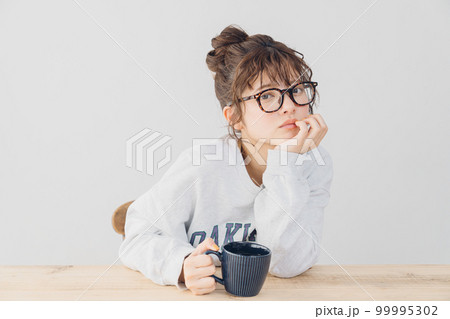 室内でくつろぐ女性 99995302