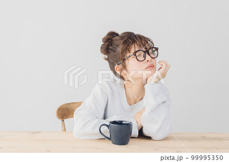 室内でくつろぐ女性 99995350