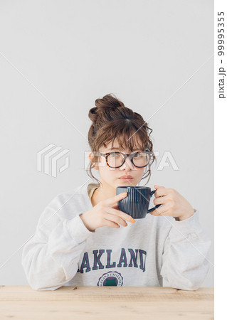 室内でくつろぐ女性 室内でくつろぐ女性 99995355